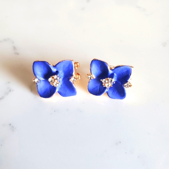 SALE 🥰❤RESTOCKED... Camila flower stud earrings - Picture 3 of 4